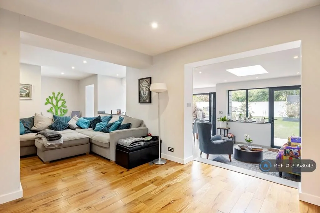 6 bedroom detached house for rent