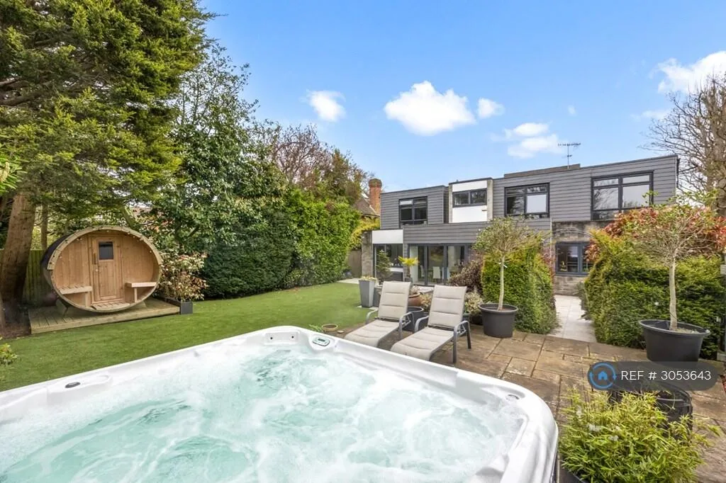 6 bedroom detached house for rent