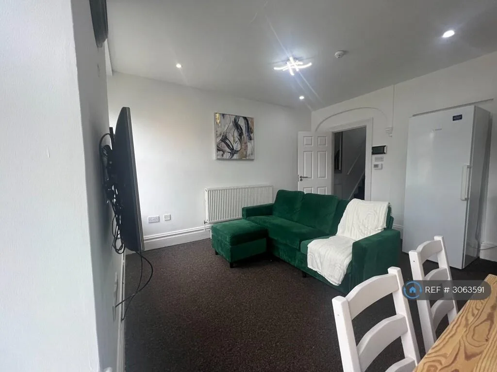 4 bedroom maisonette for rent