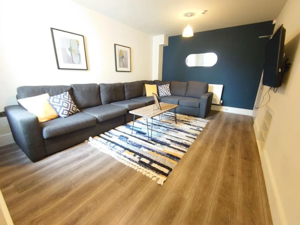 6 bedroom terraced house for rent