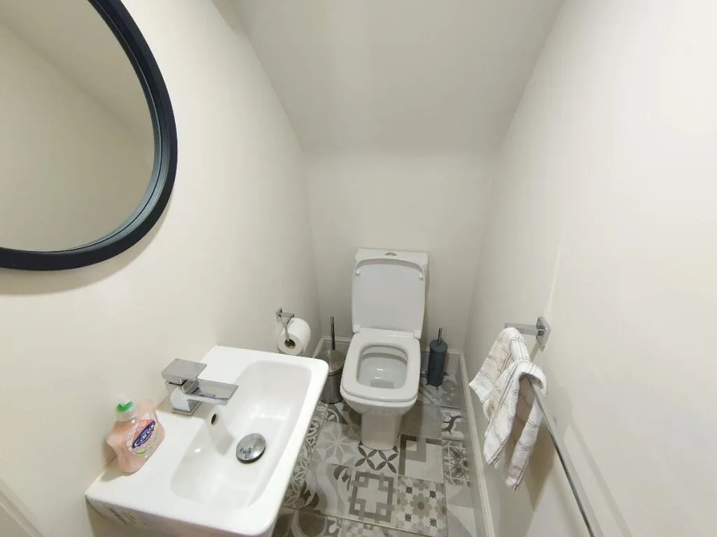 6 bedroom terraced house for rent
