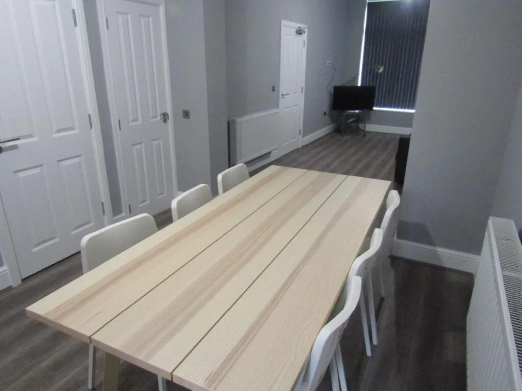 6 bedroom terraced house for rent