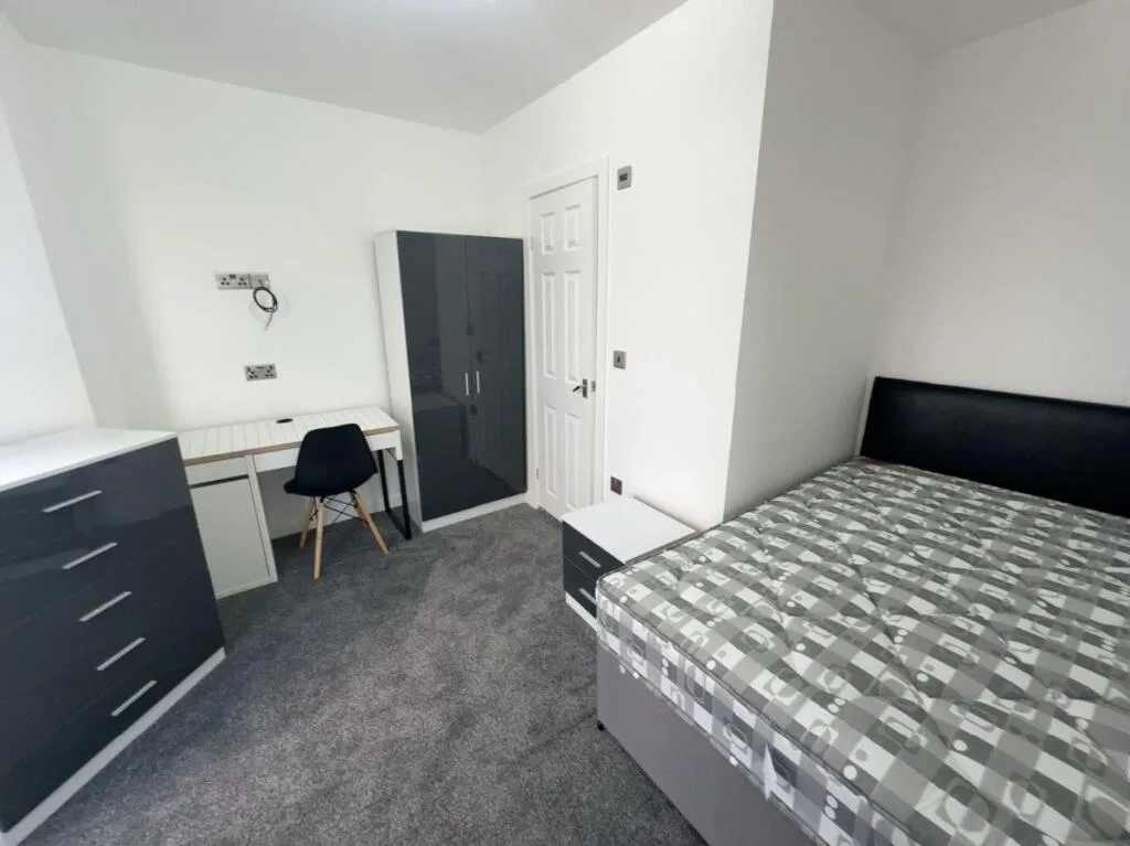 6 bedroom terraced house for rent