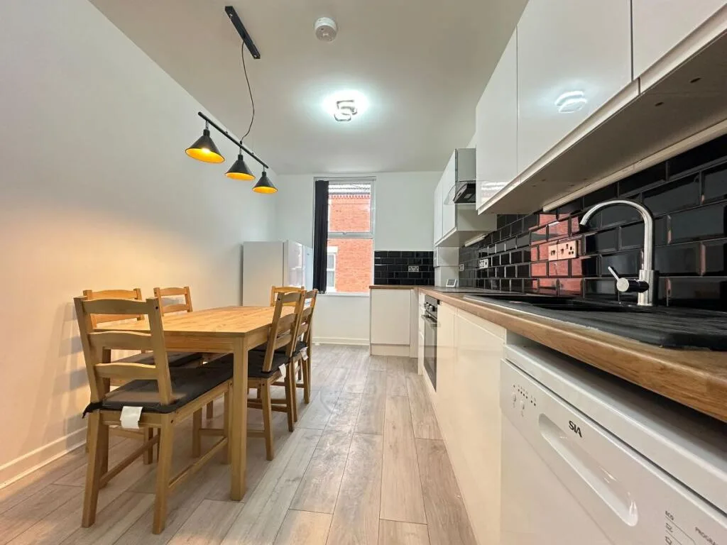 6 bedroom terraced house for rent