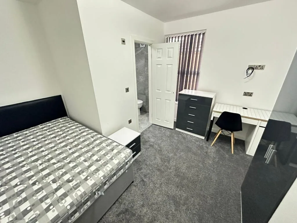 6 bedroom terraced house for rent