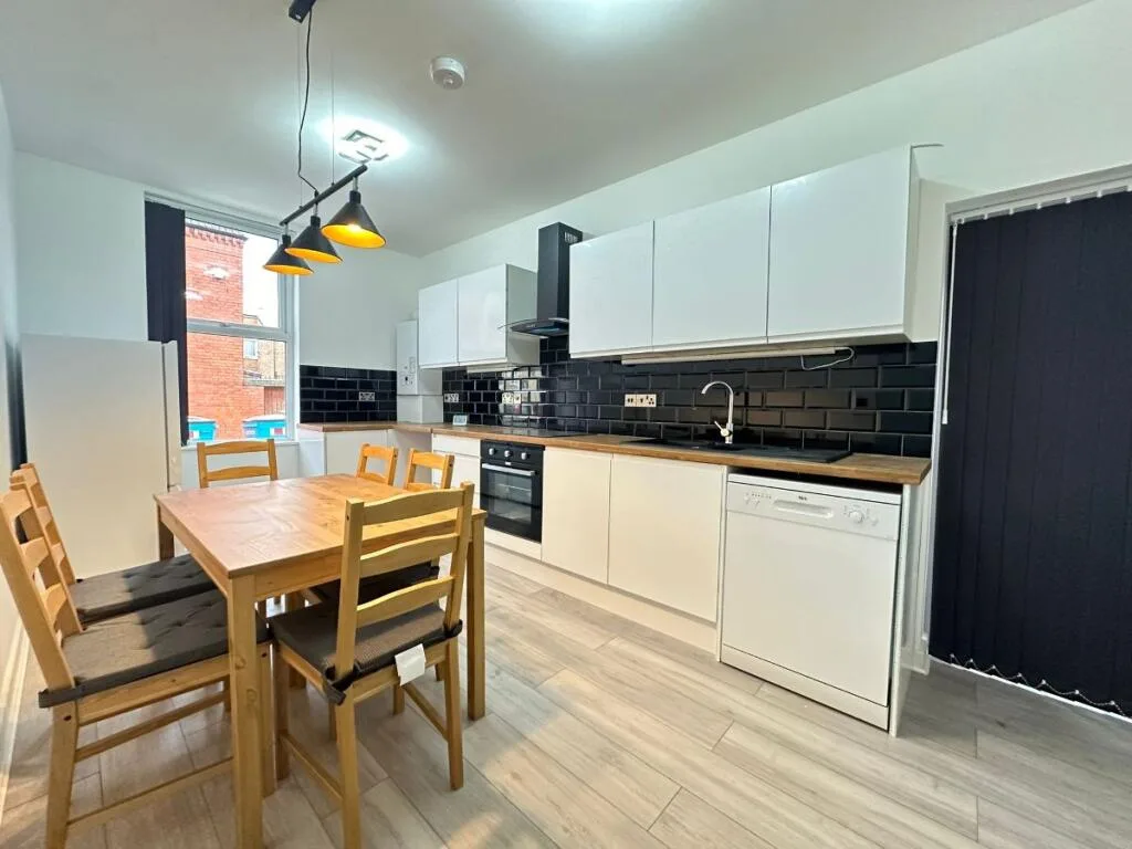 6 bedroom terraced house for rent