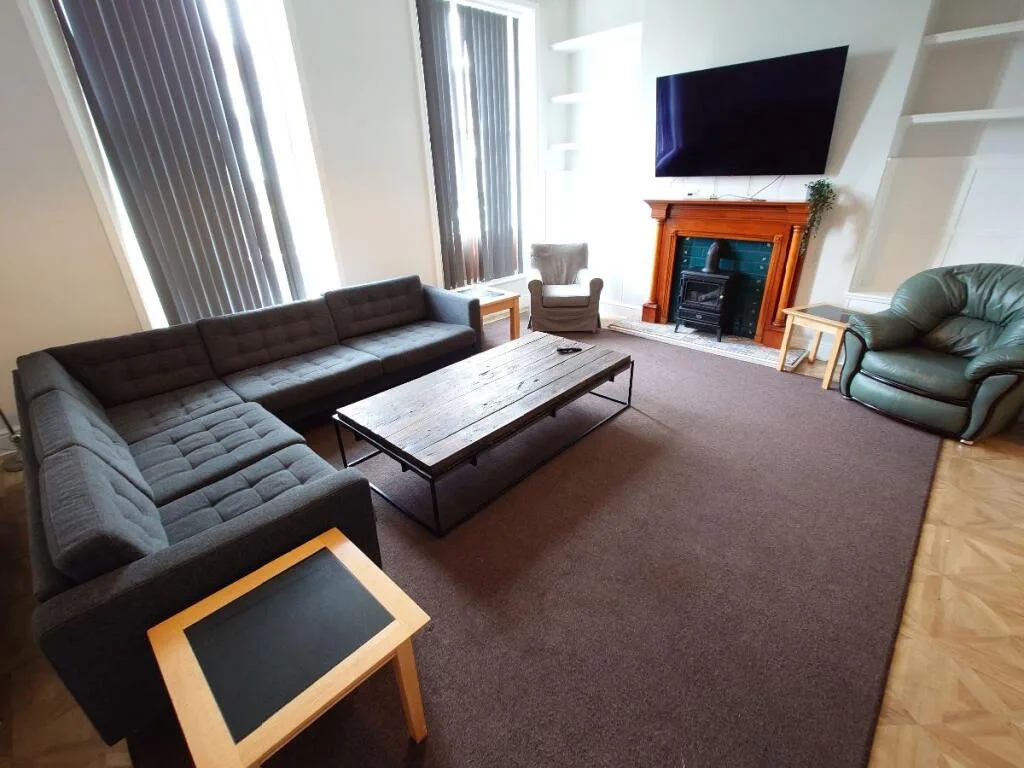 6 bedroom terraced house for rent