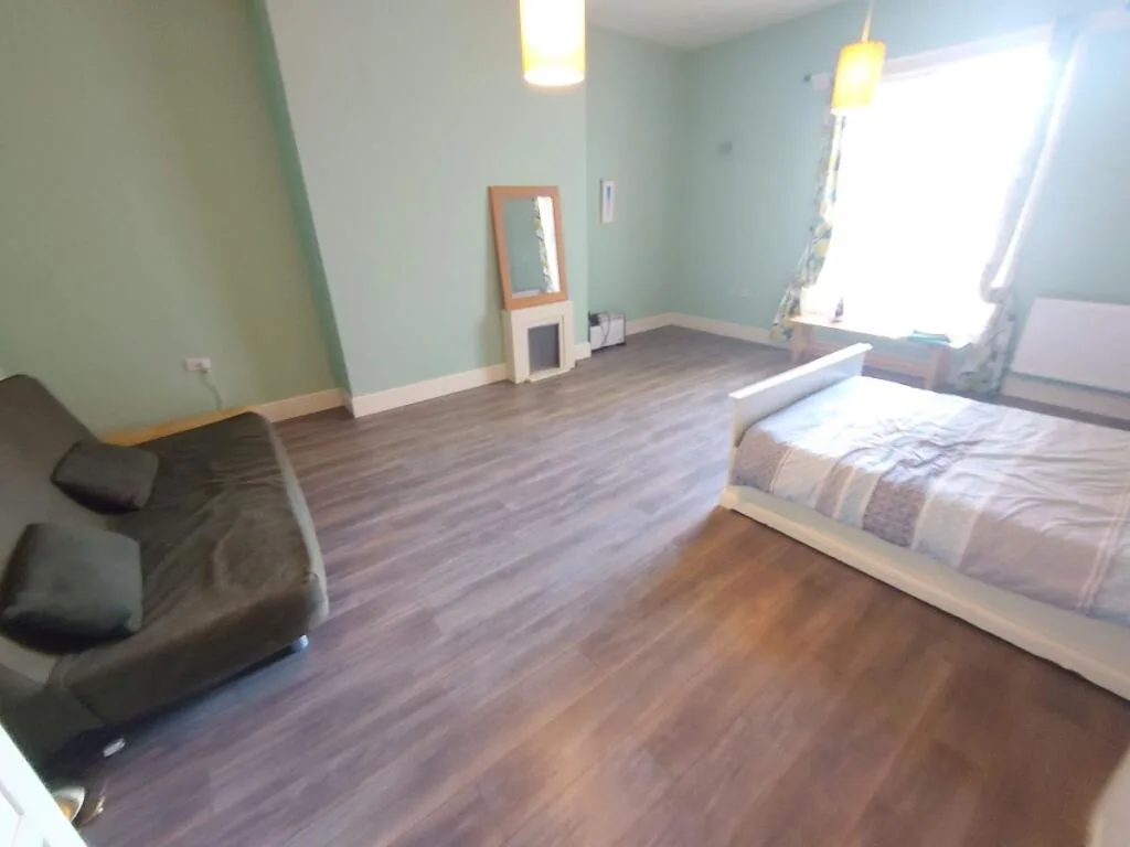 6 bedroom terraced house for rent