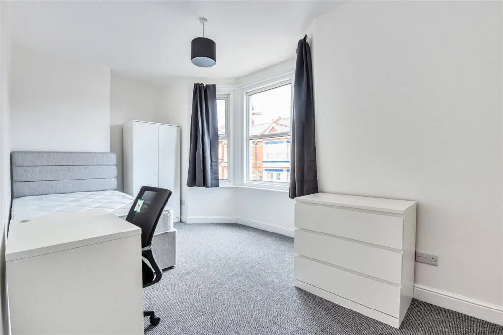 6 bedroom house for rent