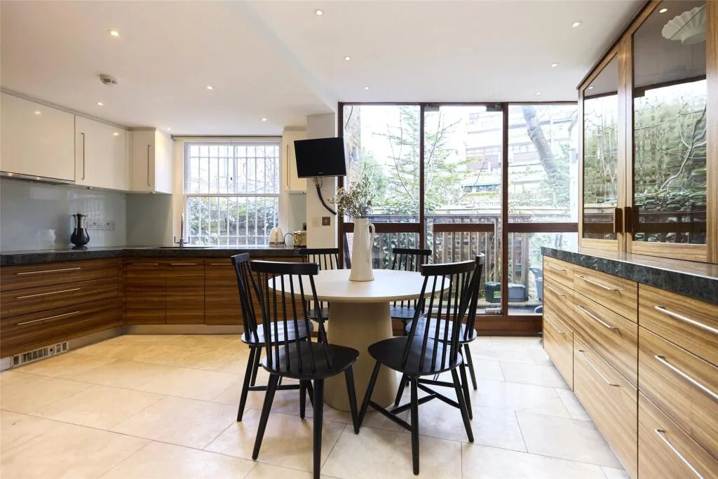 6 bedroom end of terrace house for rent