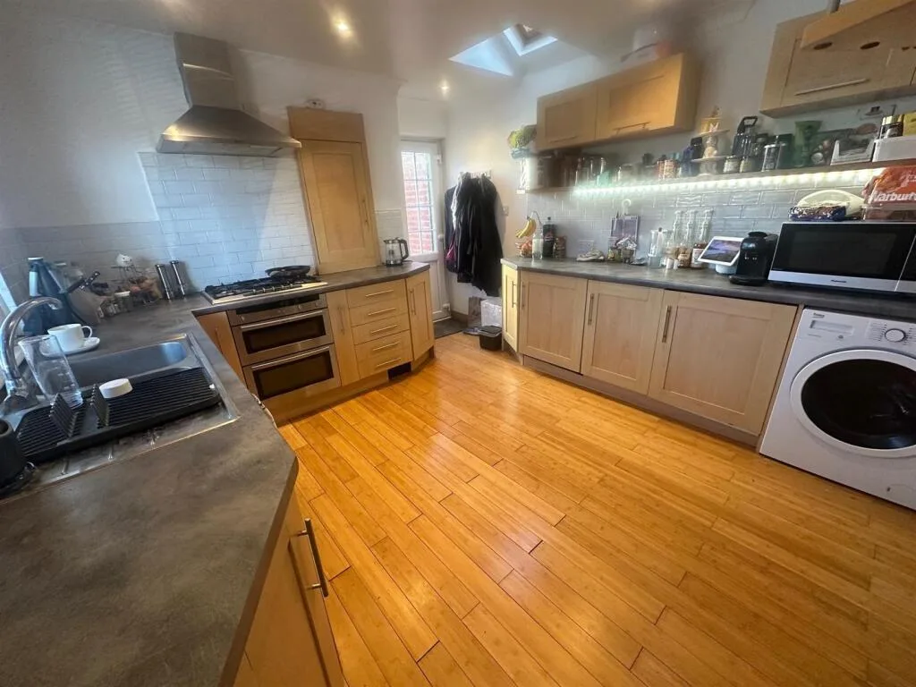 2 bedroom end of terrace house for rent