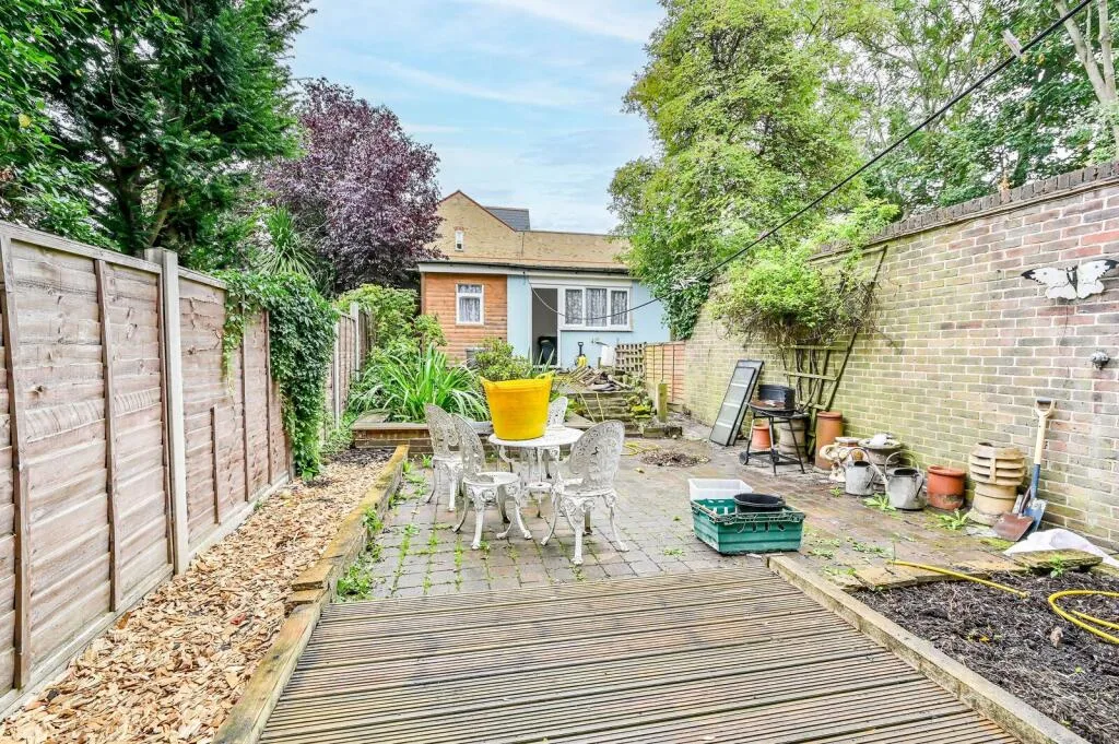 3 bedroom maisonette for rent
