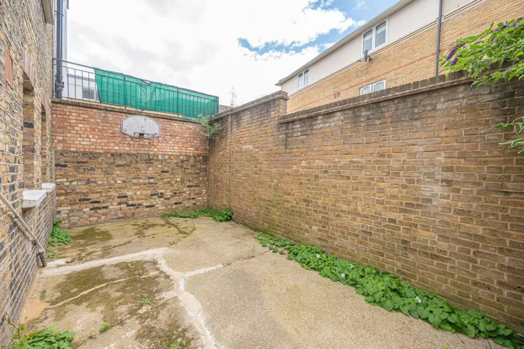 3 bedroom semi-detached house for rent