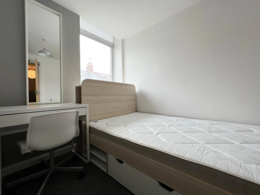 8 bedroom terraced house for rent