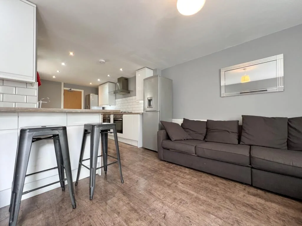 8 bedroom terraced house for rent