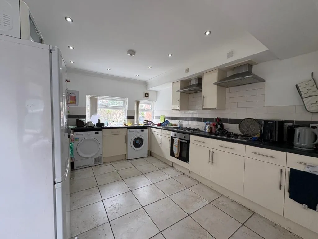 6 bedroom terraced house for rent