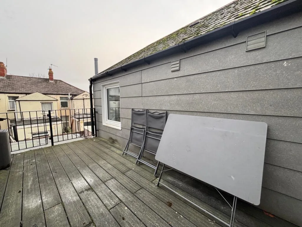 5 bedroom flat for rent