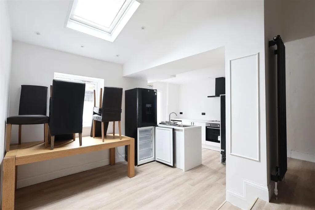 5 bedroom terraced house for rent