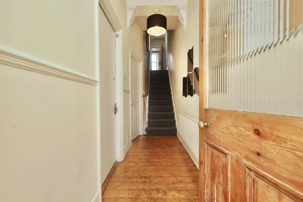 6 bedroom terraced house for rent