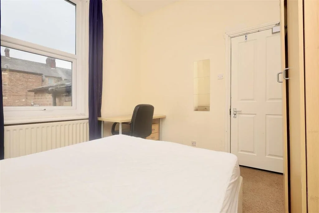 6 bedroom terraced house for rent