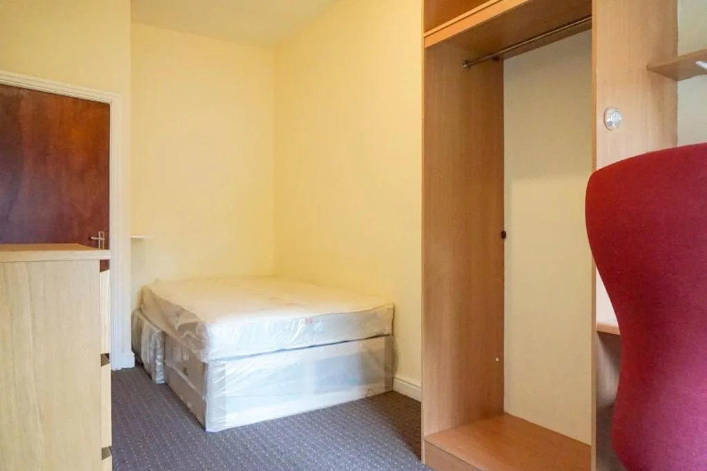 8 bedroom house for rent