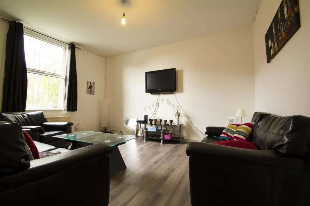 5 bedroom terraced house for rent