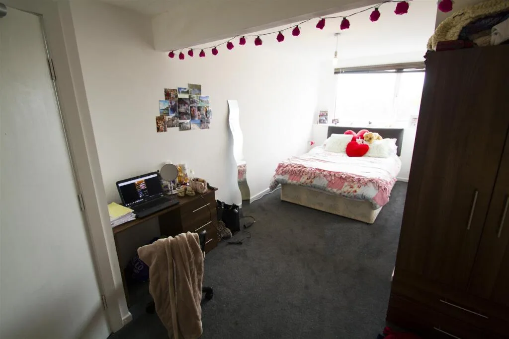5 bedroom terraced house for rent
