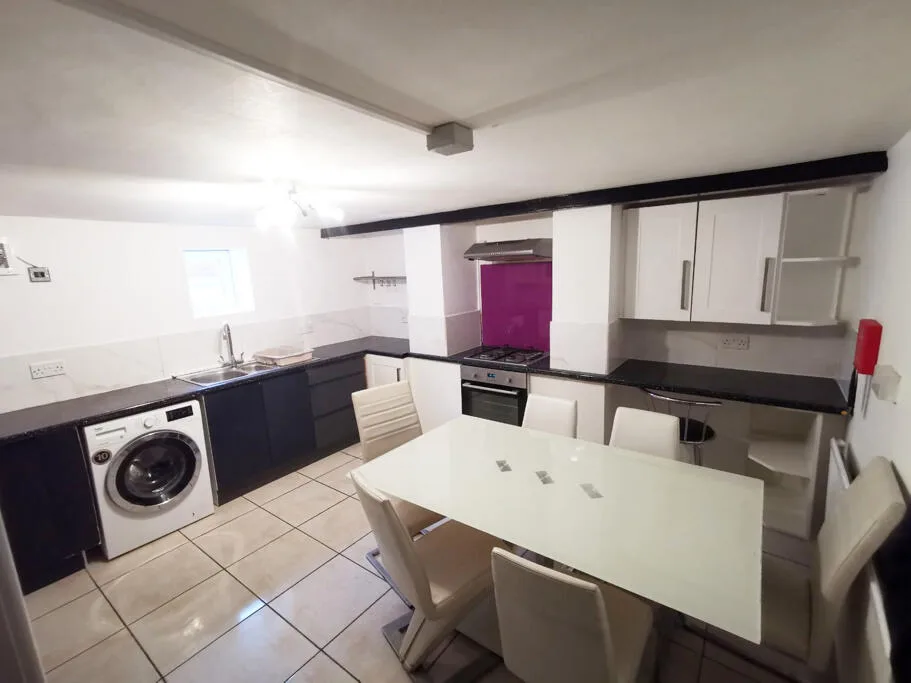 6 bedroom terraced house for rent