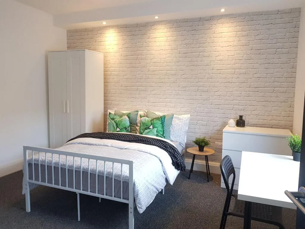 6 bedroom terraced house for rent