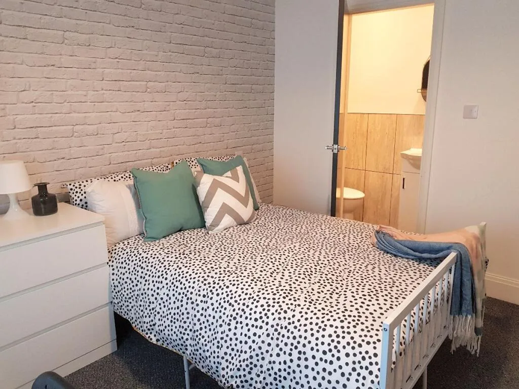 6 bedroom terraced house for rent