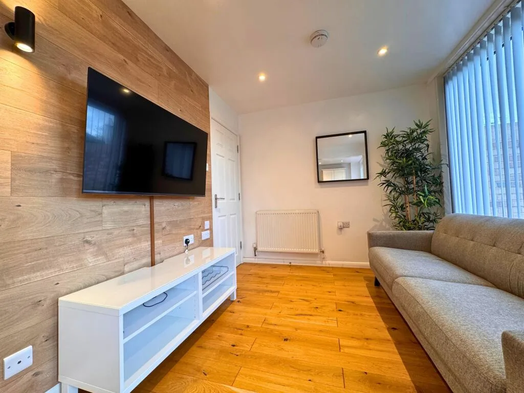 5 bedroom terraced house for rent