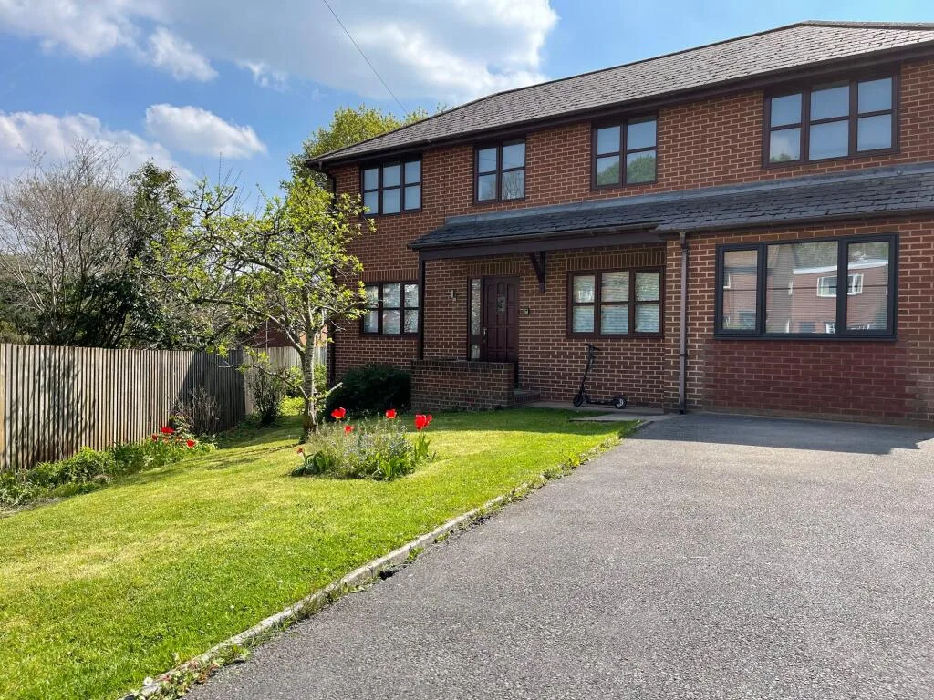 6 bedroom detached house for rent
