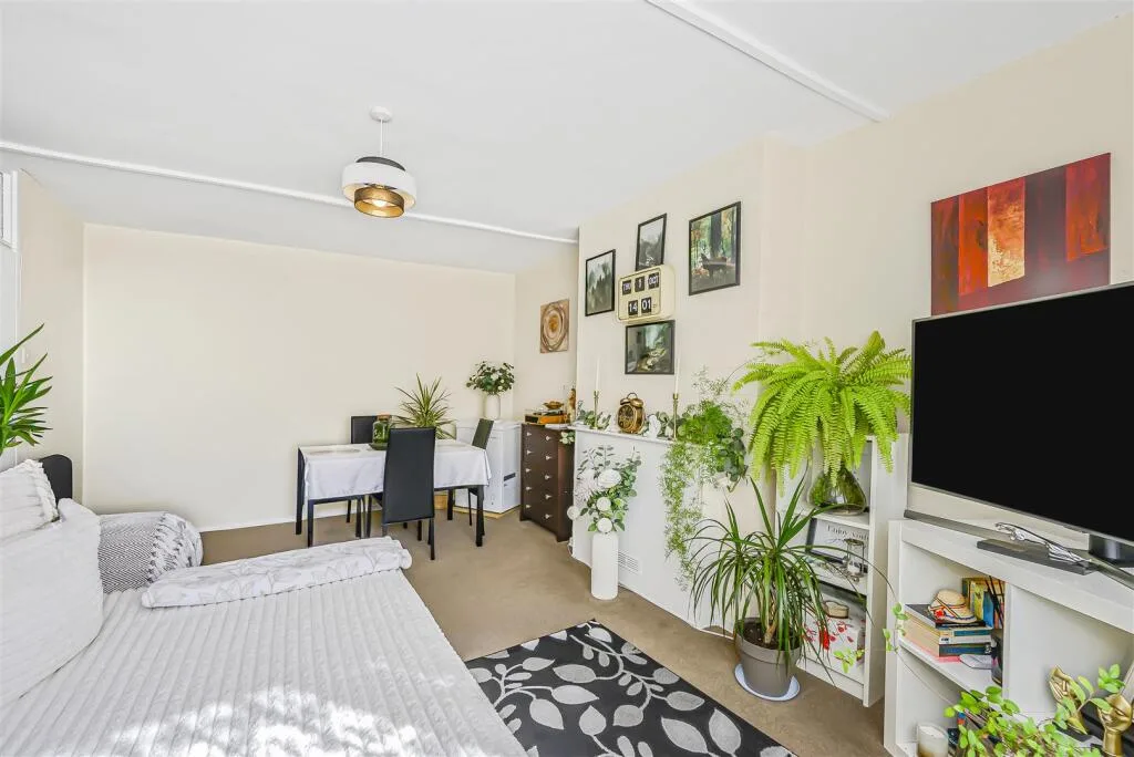 2 bedroom maisonette for rent