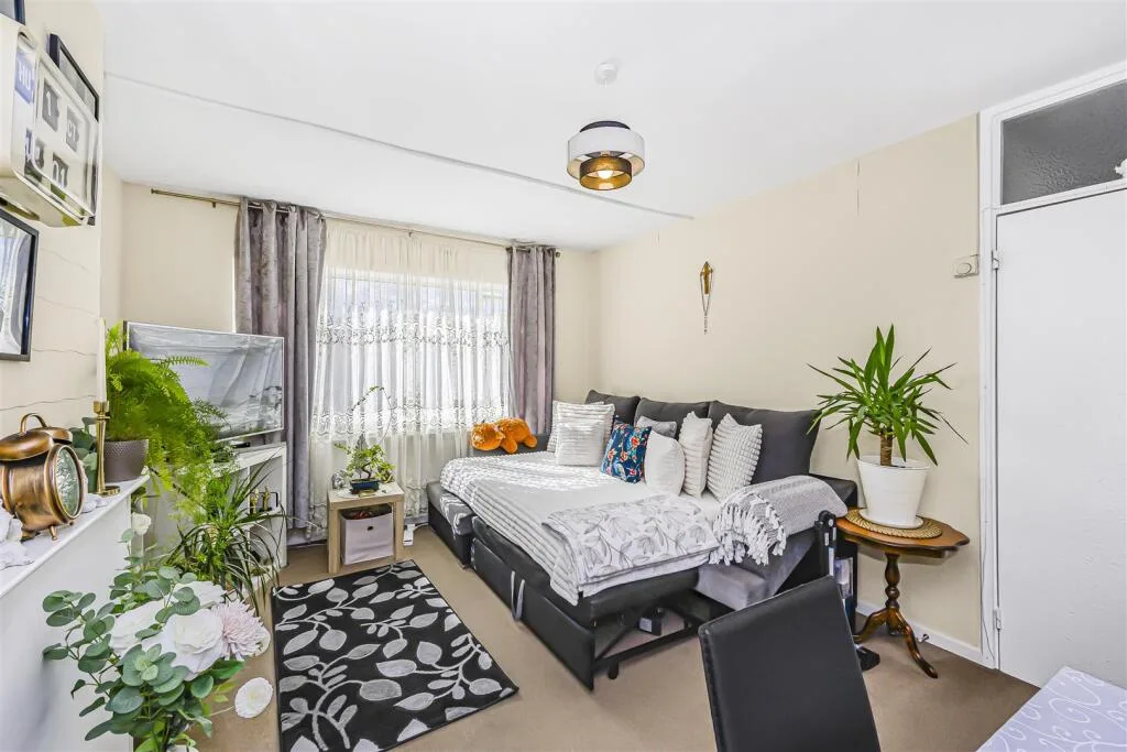 2 bedroom maisonette for rent
