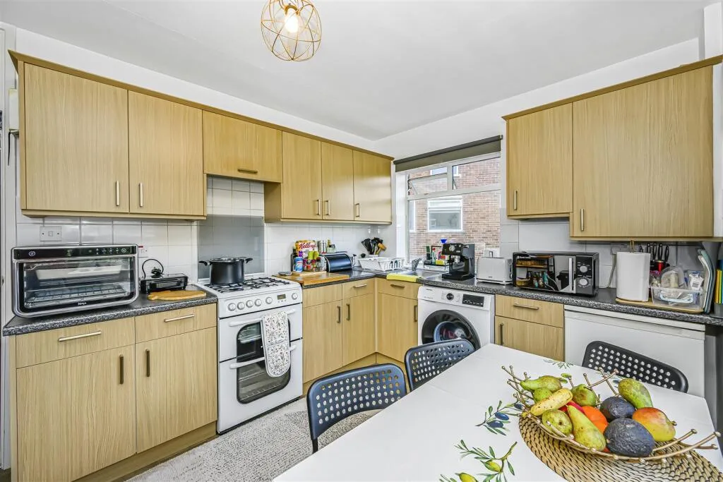 2 bedroom maisonette for rent
