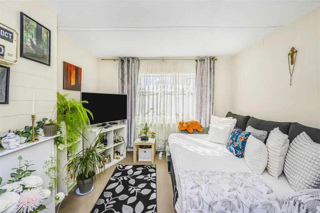 2 bedroom maisonette for rent