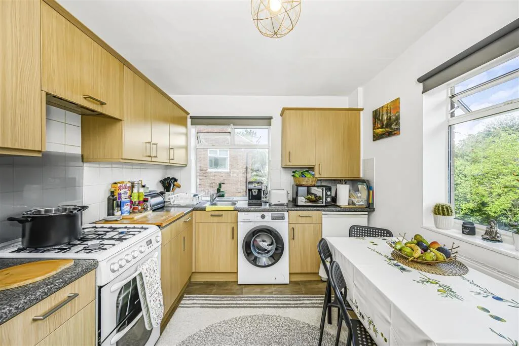 2 bedroom maisonette for rent