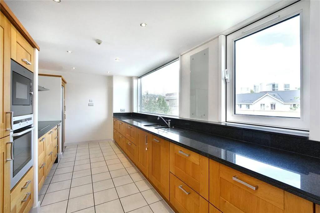 4 bedroom end of terrace house for rent