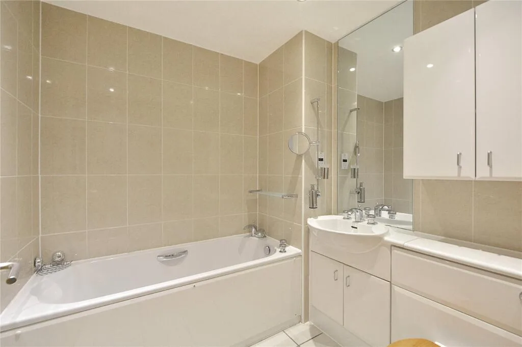 4 bedroom end of terrace house for rent