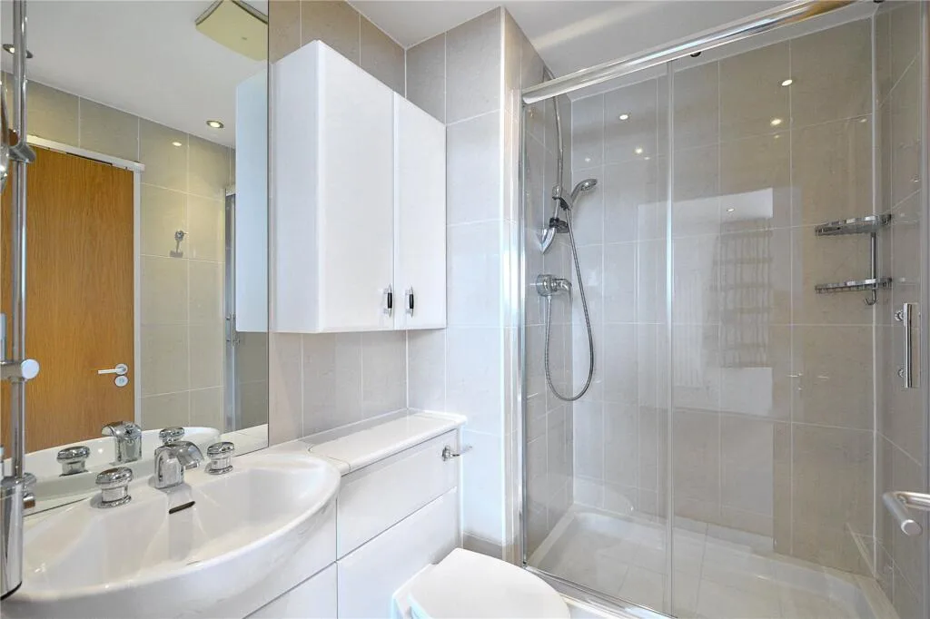 4 bedroom end of terrace house for rent