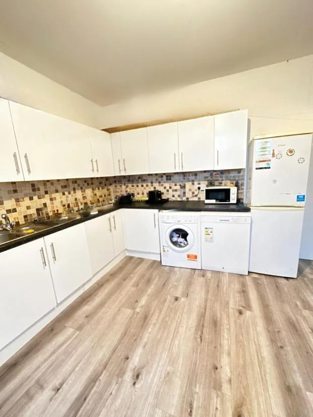 5 bedroom flat for rent