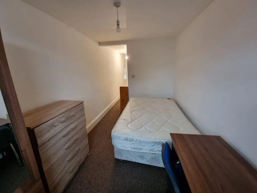 5 bedroom flat for rent