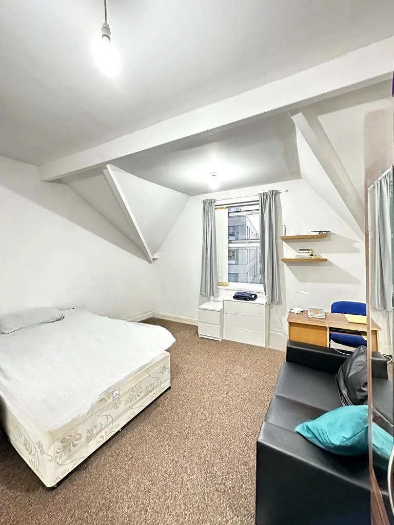5 bedroom flat for rent