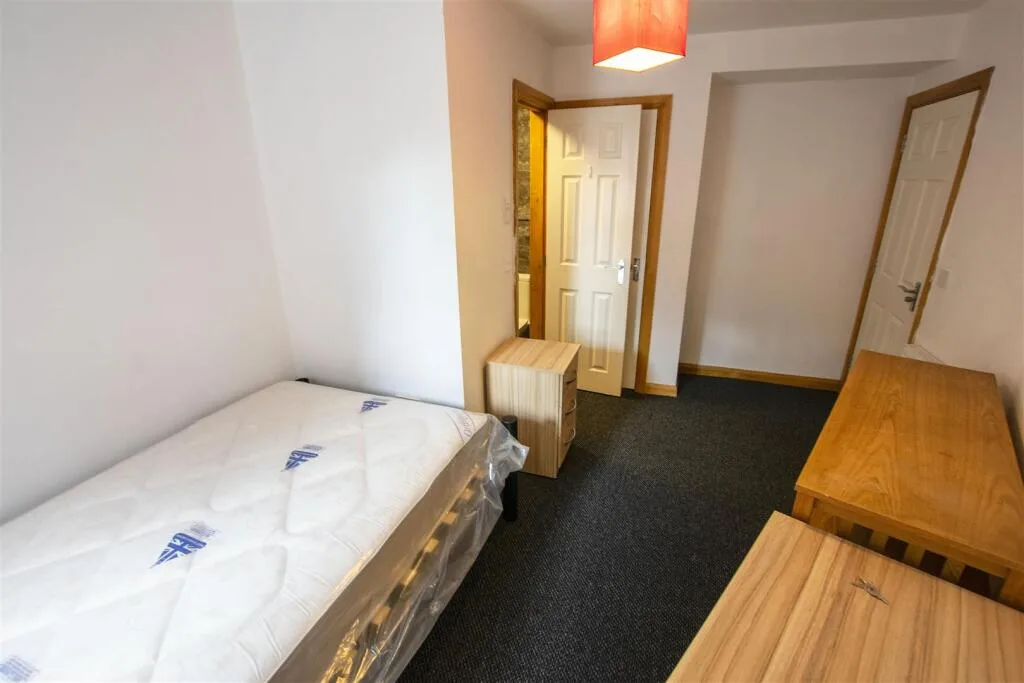 8 bedroom house for rent