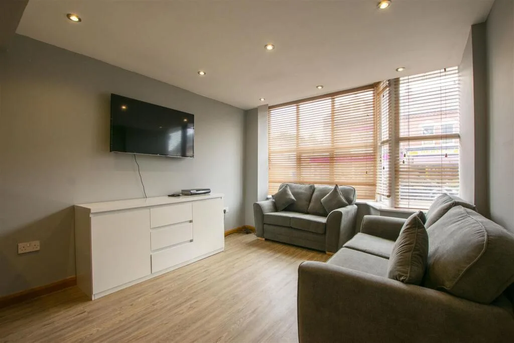 8 bedroom house for rent