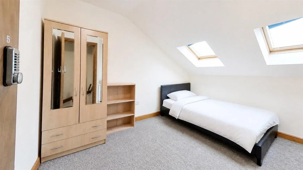 6 bedroom house for rent