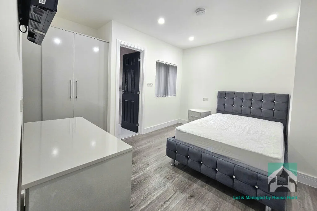 6 bedroom house for rent
