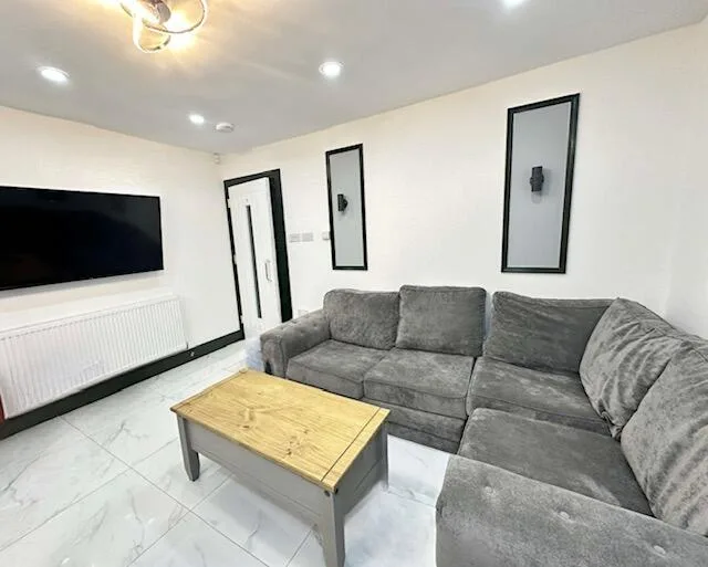 6 bedroom terraced house for rent