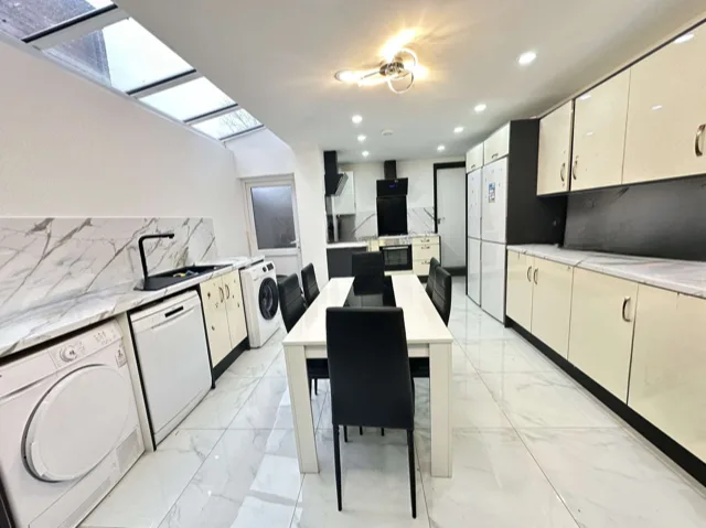 6 bedroom terraced house for rent