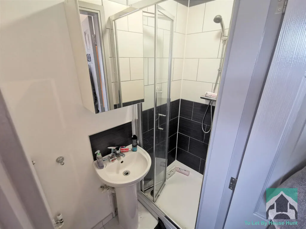 5 bedroom terraced house for rent